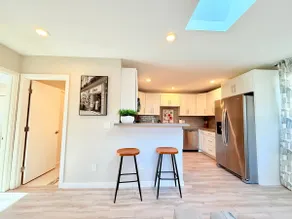 Cozy/Stand-Alone Guesthouse-Near Downtown/Airport - Image 4