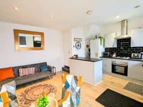 Stylish Townhouse - 8 Mins From Leeds - Free Fast WiFi - Free Parking - Image 2