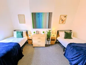 Stylish Townhouse - 8 Mins From Leeds - Free Fast WiFi - Free Parking - Image 3