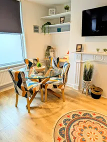 Stylish Townhouse - 8 Mins From Leeds - Free Fast WiFi - Free Parking - Image 4