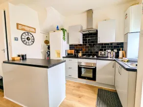Stylish Townhouse - 8 Mins From Leeds - Free Fast WiFi - Free Parking - Image 5