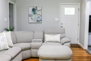 Relaxing 3BR Modern Oasis - Image 4