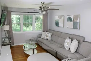 Relaxing 3BR Modern Oasis - Image 5
