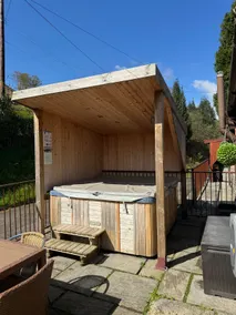 Middle Cottage with Hot Tub - Image 5
