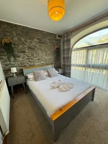 Middle Cottage with Hot Tub - Image 3