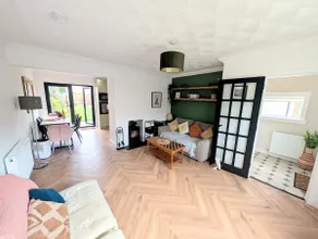 Bright 3-bed house, 1 stop from city centre - Image 2