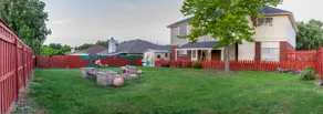 Spacious 12-guest home, king bed & big yard - Image 5