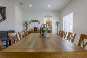 Spacious 12-guest home, king bed & big yard - Image 3