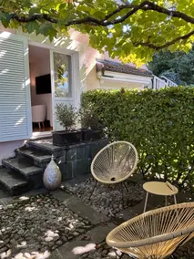 Studio 2 steps from the lake with patio - Image 5