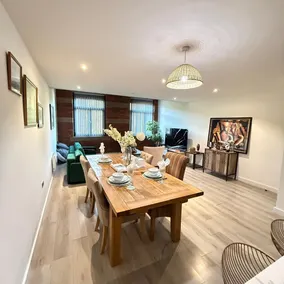 Stylish 2-Bed Apartment at Conditioning House - Image 2