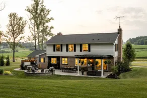 Zook Manor With farmland views & chicken coop - Image 2