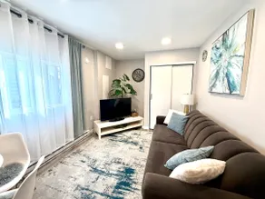 1-bedroom private entry suite - Image 2