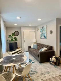 1-bedroom private entry suite - Image 4