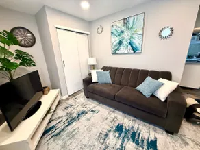 1-bedroom private entry suite - Image 5