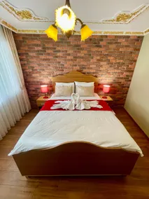 spacious double room with balcony - Image 4