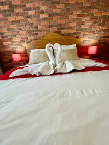 spacious double room with balcony - Image 3