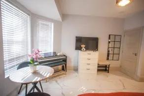 Chic SW8 Apartment Near Central London - Image 2