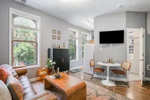 Cozy & Stylish Lincoln Park Gem - Image 4