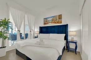 Luxury 3BR w/ CN Tower Views + Parking + Pool - Image 5