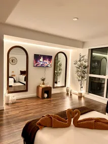 Hollywood Luxury King Suite | Jacuzzi • Parking • View - Image 5