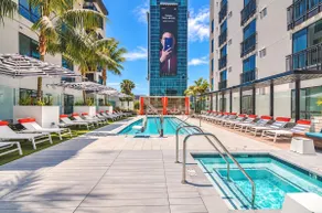 Hollywood Luxury King Suite | Jacuzzi • Parking • View - Image 3