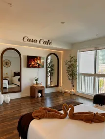 Hollywood Luxury King Suite | Jacuzzi • Parking • View - Image 2