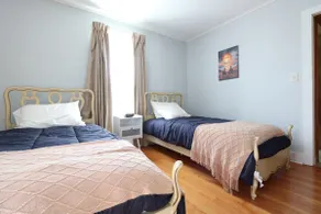 Retro 2BR Retreat | King Bed + Laundry Near Utica - Image 4