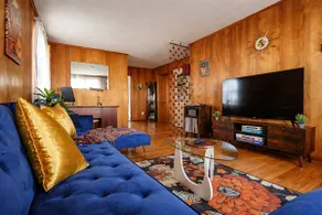 Retro 2BR Retreat | King Bed + Laundry Near Utica - Image 3