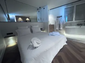 The Half Moon (luxurious and romantic apartment) - Image 3