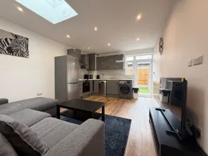 Stylish 2-Bed Retreat|Private Garden|Free Parking - Image 2