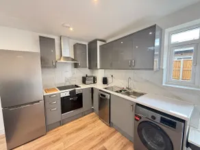Stylish 2-Bed Retreat|Private Garden|Free Parking - Image 5