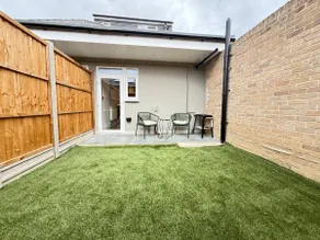 Stylish 2-Bed Retreat|Private Garden|Free Parking - Image 4