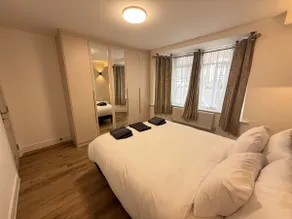 Stylish 2-Bed Retreat|Private Garden|Free Parking - Image 3