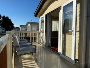 The Meadows 34 - Golden Palm Resort, pet friendly, WiFi & bed linen - Meadow Lakes Caravan & Lodge Hire - Image 2