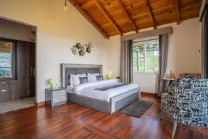 Pet-friendly room W/ Valley views, Deck & Garden - Image 2