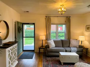 * Classy Cottage in Oak Hill * - Image 4