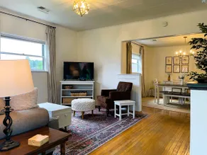 * Classy Cottage in Oak Hill * - Image 5