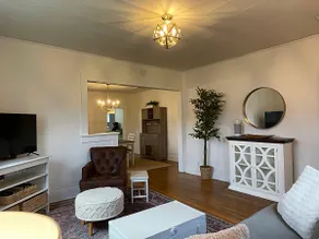 * Classy Cottage in Oak Hill * - Image 3