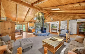 The Starlight Lodge Stylish Vintage Cabin- Hot Tub - Image 5