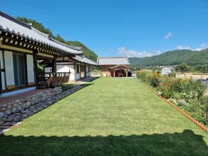 Odaesan Sarangchae with a dog in a spacious garden with a cool view. Private Hanok Pension - Image 2