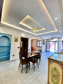 family home with pool - Image 5