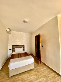 family home with pool - Image 4