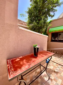 family home with pool - Image 3