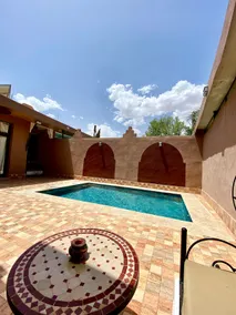 family home with pool - Image 2