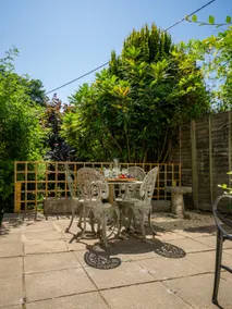 Peaceful Bruton Stay • Walk to High St • Parking - Image 4