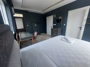 Emigrant Room - Image 4