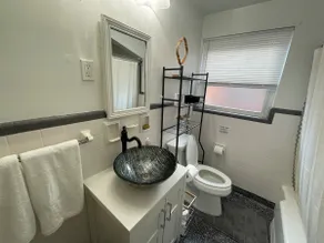 Relaxing 2BR Apartment Near UC & Downtown - Image 5