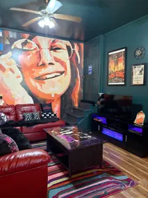 Gimme Shelter RocknRollBnB - Image 4