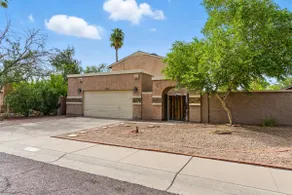 Beautiful Private Remodeled Home Near Desert Ridge - Image 4