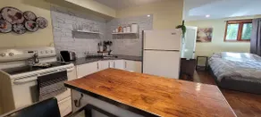 Bright Private Studio: Near Downtown Core - Image 5